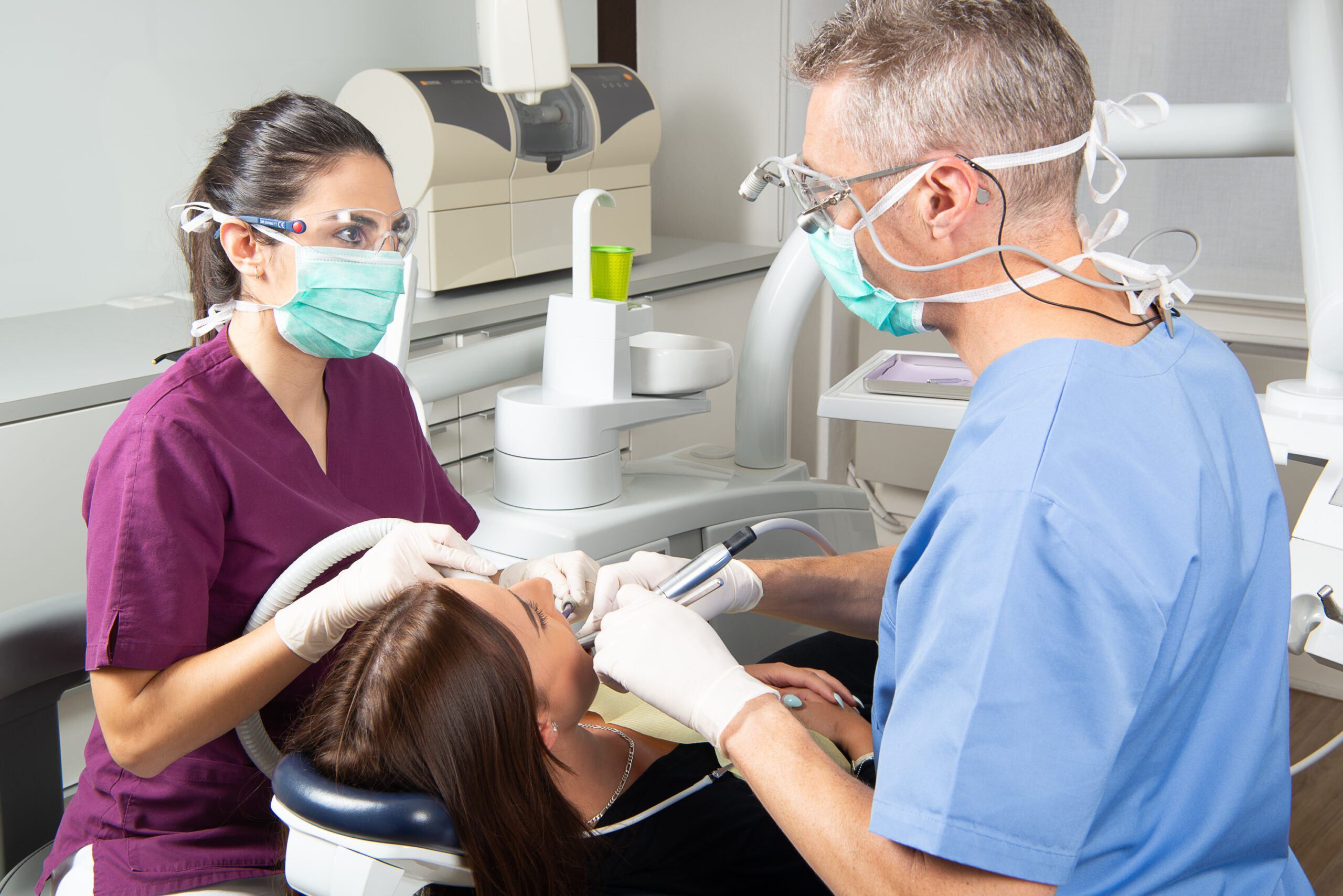 Zahnkorrektur Patient während einer Behandlung in Zürich